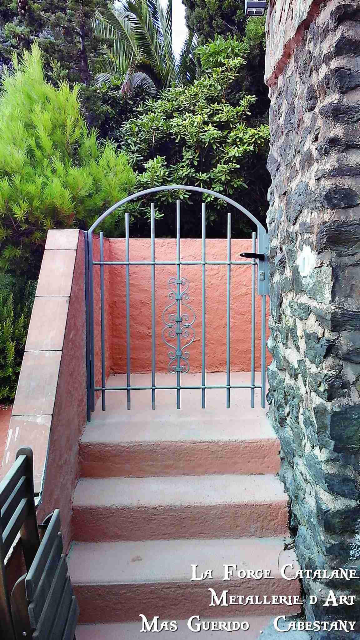 portillon cintre barreau trous renfles fer La Forge Catalane Cabestany.jpg